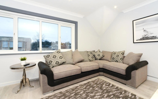 Amazing Apartment near Bournemouth, Poole & Sandbanks - WiFi & Netflix - Newly Renovated! Great Location!