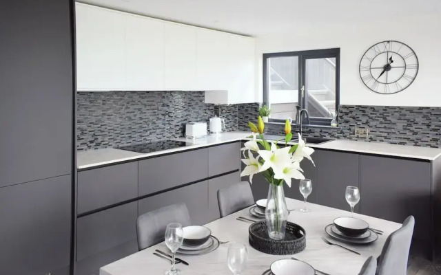 New Panoramic Riverview Apartment With Ev Plug