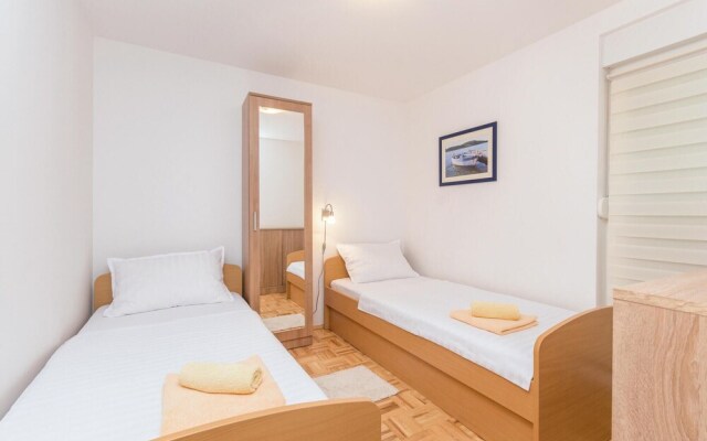 Beautiful Apartment in Zdrelac With Wifi and 2 Bedrooms