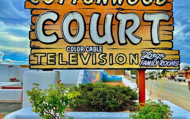 Cottonwood Court Motel