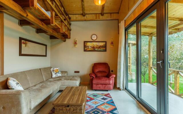 Peaceful Bungalow House On Riverside