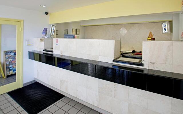 Budget Inn and Suites - фото 2