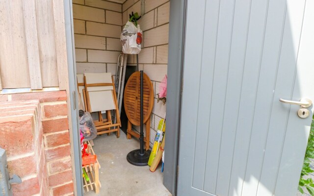 3 Frazers Court