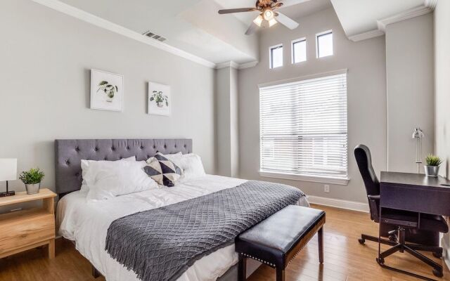 Gorgeous Oak Lawn Townhouse