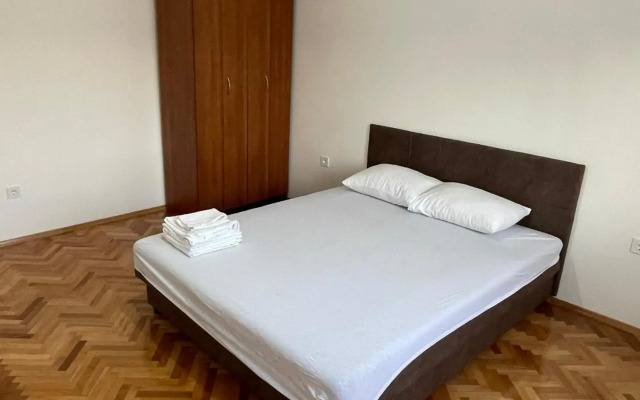 Entire spacious apartment with free parking