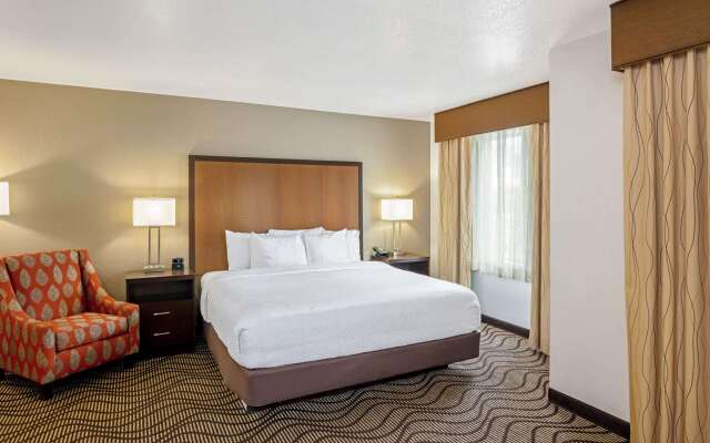 La Quinta Inn & Suites by Wyndham Las Vegas Red Rock