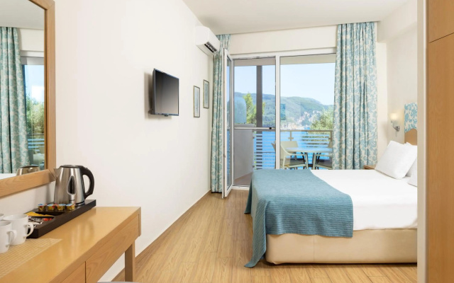 Akrotiri Beach Resort & Spa - Adult Friendly
