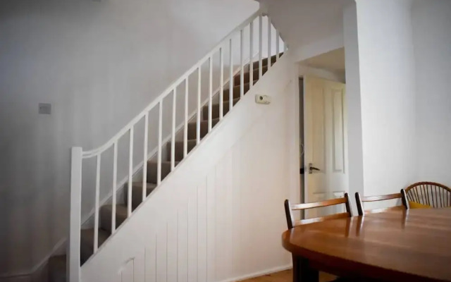 Stylish 2 Bedroom House Next to Brighton Station