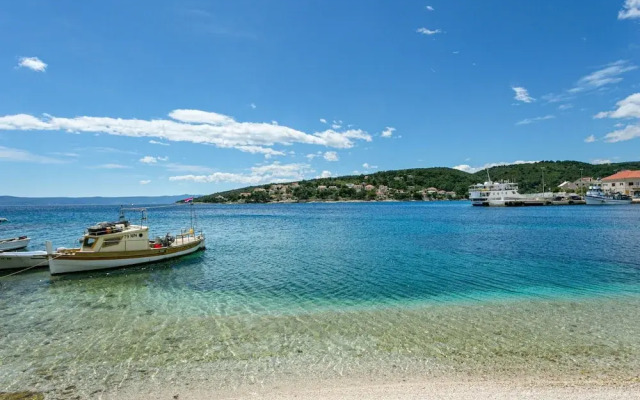 Cozy Holiday Home in Sumartin near Sea