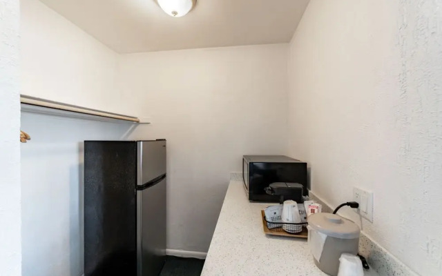 Captain's Table Hotel