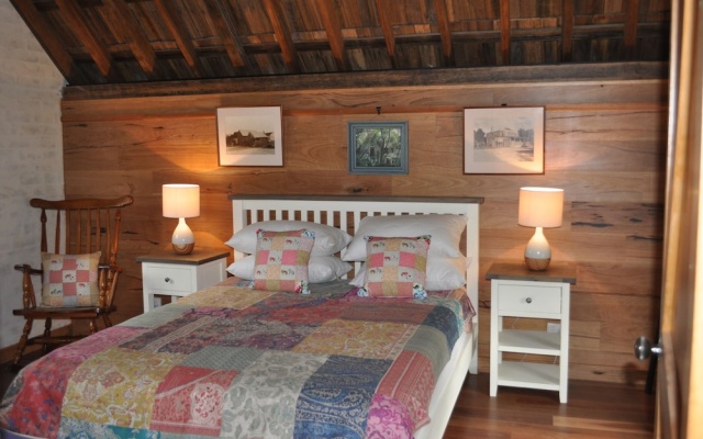 Bluestone Farm Cottage 19th Century – Guest Rooms – Melbourne