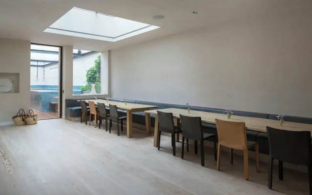 Blythe Road by Onefinestay