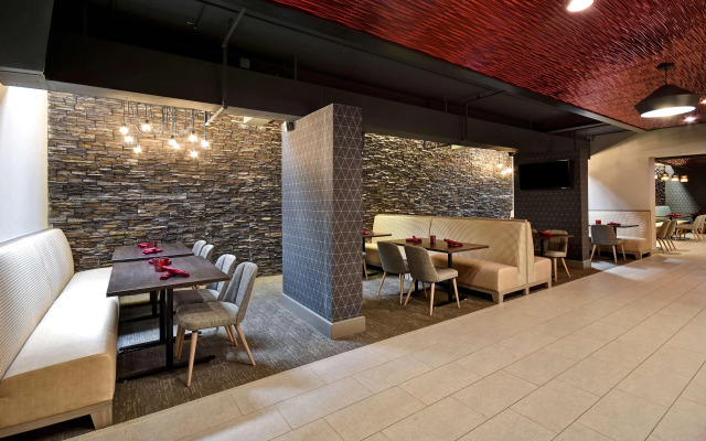 DoubleTree by Hilton St. Louis Airport