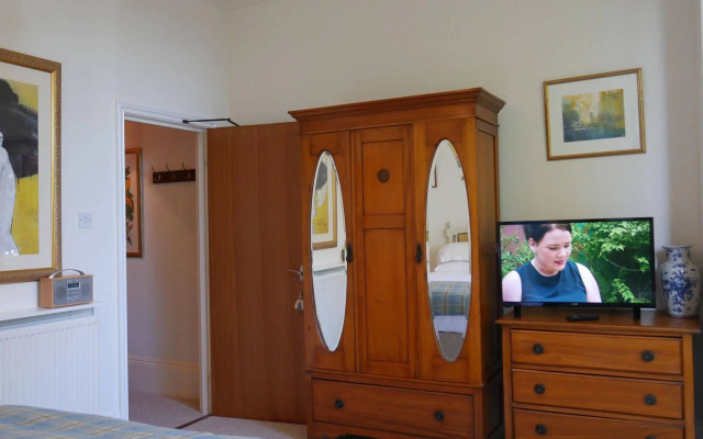 Muntham Holiday Apartments & Town House