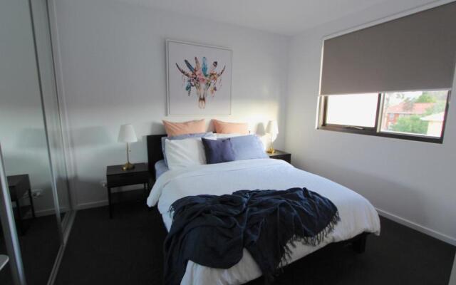 StayCentral-Heidelberg Heights Penthouse