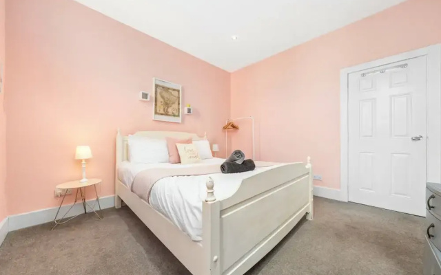 Vibrant Spacious Apartment In West End