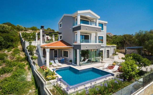 Beachfront Villa Azzurro With Pool