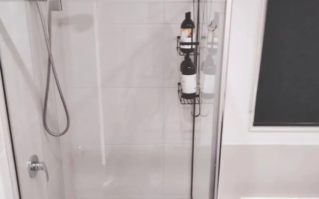 Modern & Cosey 4bedroom House Walk to Beach