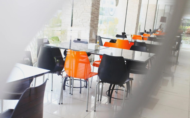 Leenova Hotel