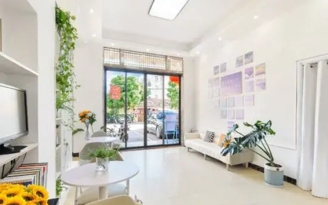Banyan Tree Courtyard Homestay (Beihai Yintan Branch)