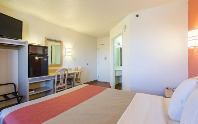 Motel 6 Dale, IN