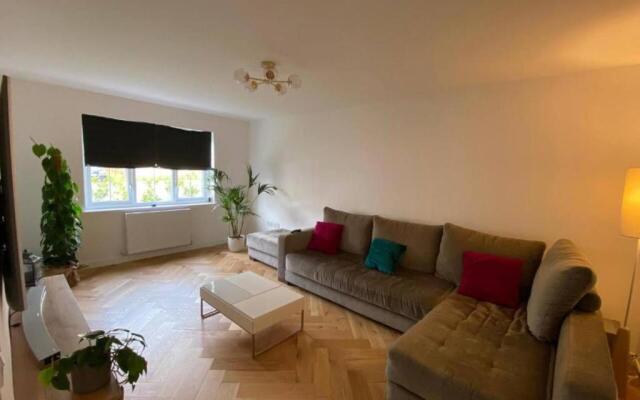 Beautiful 4 Bedroom 3 Beds House in Glasgow