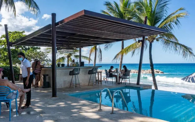 Infiniti Blu Luxury Ocean Front Condos