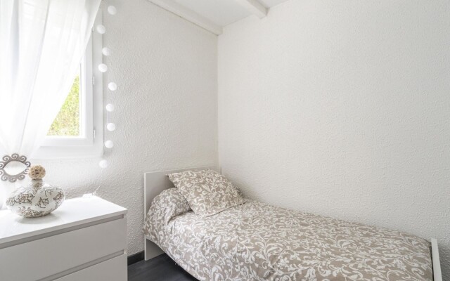 Attractive Holiday Home in Cessenon-sur-orb With Terrace