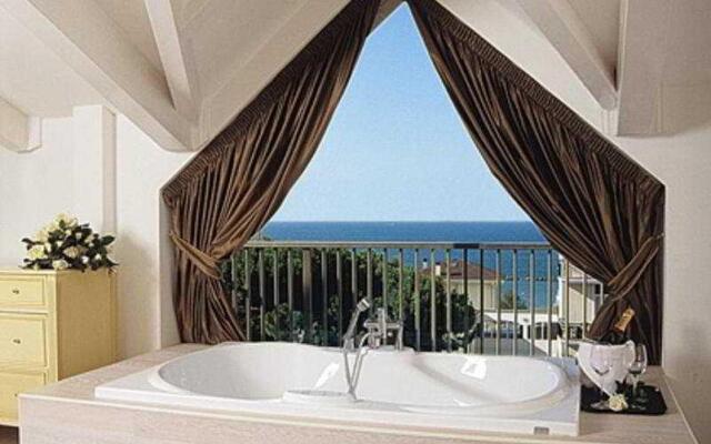 M Glamour Hotel