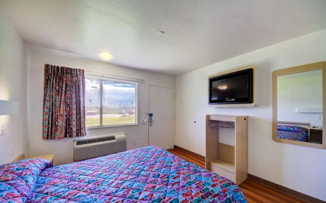 6 Tulsa West Motel
