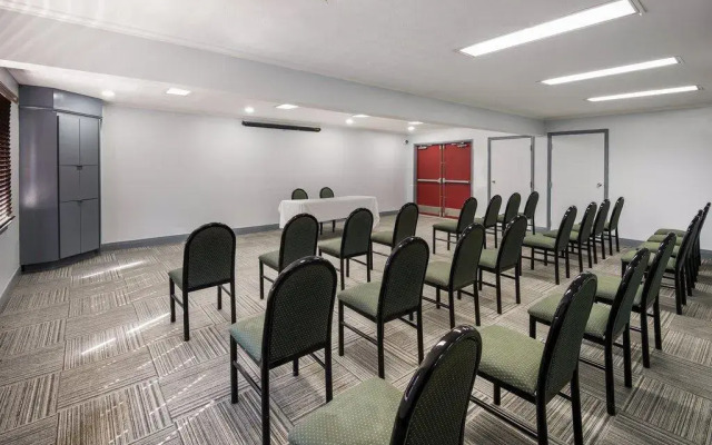 Red Roof Inn & Suites Lexington - Hamburg