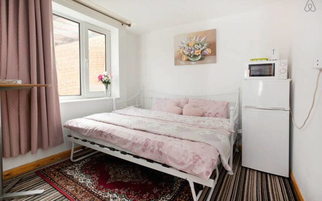 Two bedrooms self-contained flat with Free Parking - Flat 2