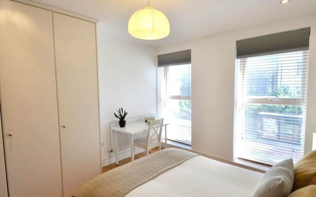 Apartment With 2 Bedrooms in Greater London, With Wifi