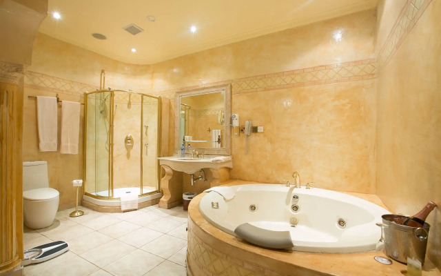 Victoria Crown Plaza Hotel