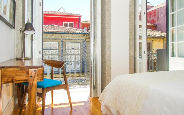 Liiiving in Porto-Blue Flower Apartment
