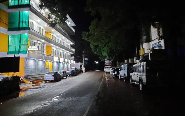 Iroomz Hotel Gananjaya - Hostel