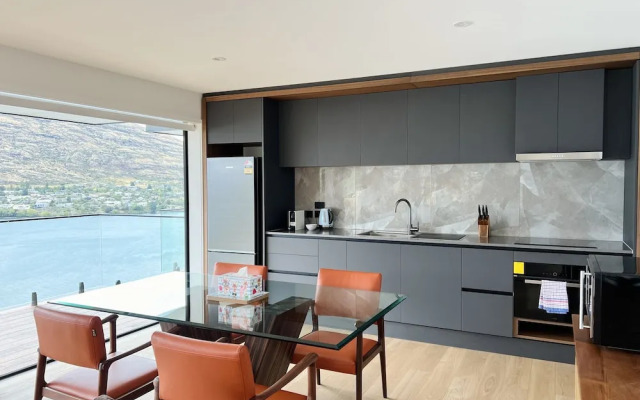 Stunning Lakeview QT Holiday House