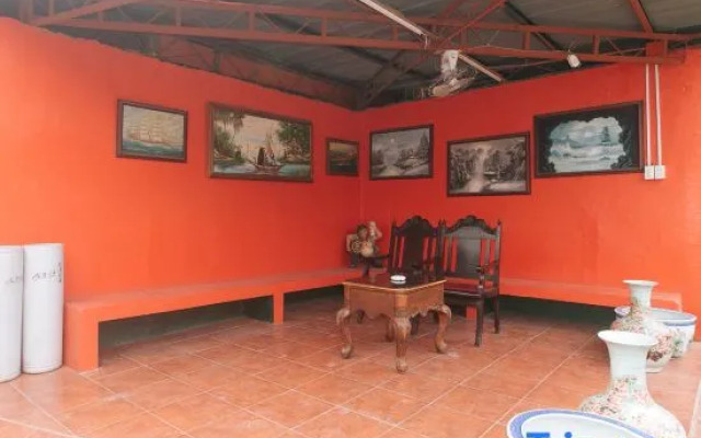 Max Travellers Inn by RedDoorz