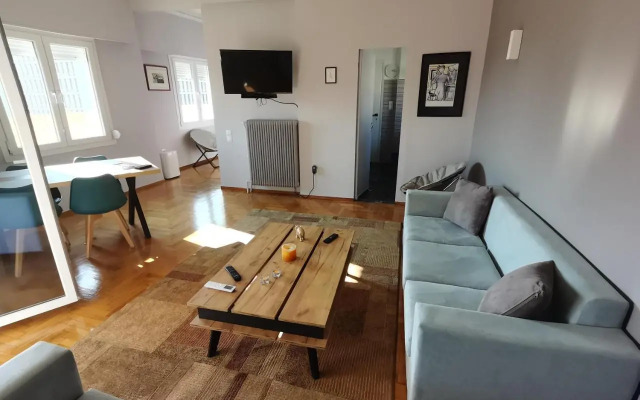 Penthouse spacious w super wifi & terrace, 2 min from metro