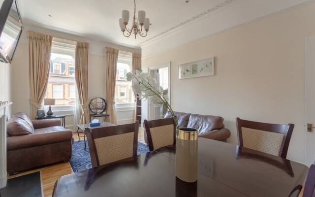 Traditional 2 Bedroom Flat in South Kensington