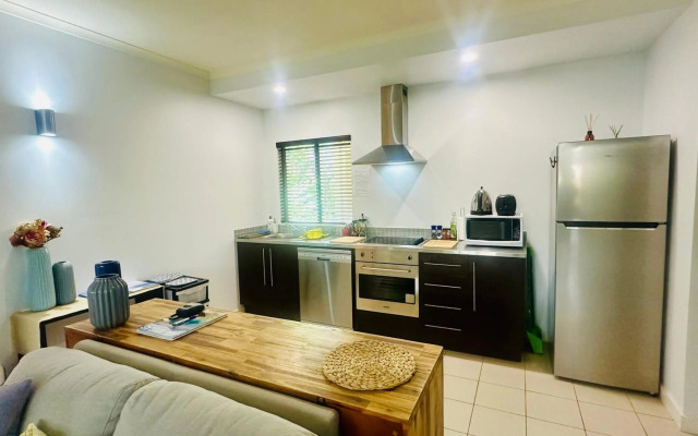 Palm Cove Pool Access Apartment