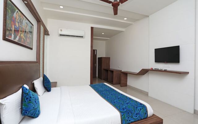 OYO 10343 Hotel Heera Foods