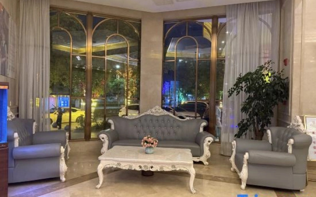 Vienna Hotel (Nandan Dongtian Jiuhai Scenic Area Jinfurong Square Branch)