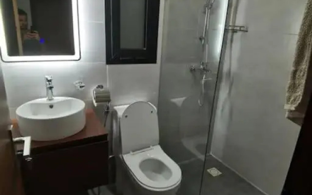 Modern 2-bedroom unit with pool and beach access