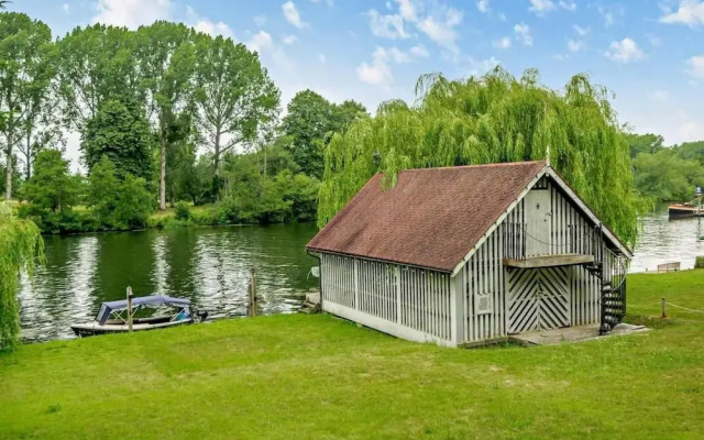 Luxury Riverside Mansion in Marlow