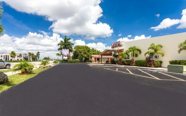 Econo Lodge Inn & Suites