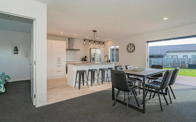 Sundaze Escape - Cooks Beach Holiday Home