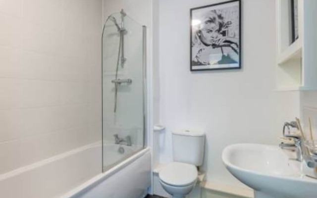 Modern 2 Bedroom Property in Stylish Complex