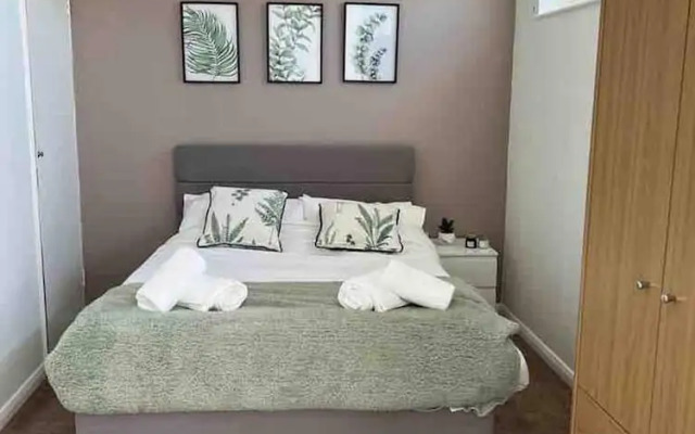 Spacious 3-bed House in Swindon