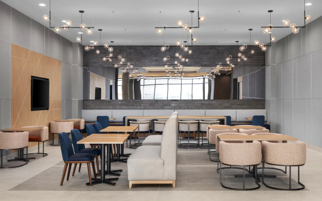 Holiday Inn Express Montreal Airport - St-Laurent by IHG
